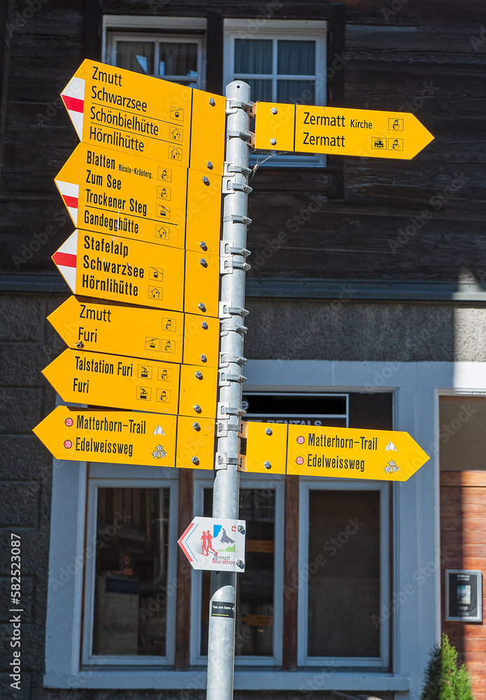 Naklejka premium Wanderwegwegweiser in Zermatt, Wallis, Schweiz