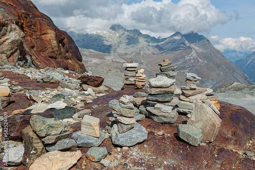 Steinmarkierungen am Fusse des Matterhorns, Zermatt, Wallis, Schweiz photo