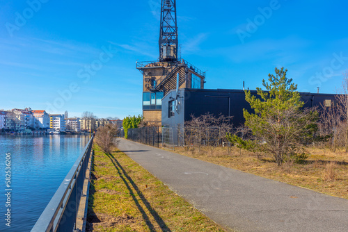 Berlin Schöneweide, Industriedenkmal altes Kranhaus an der Spree, Weg am Spreeufer Spree Uferweg Bezirk Köpenick Kabelwerk Oberspree KWO alter Kran / Krangebäude photo