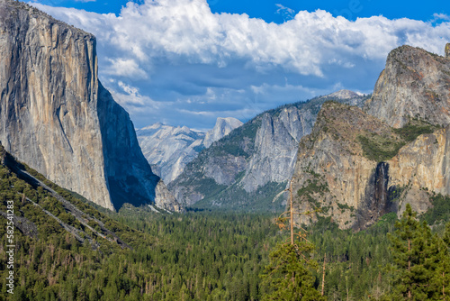 Photography The view of the Yosemite Valley from the tunnel entrance to the Valley