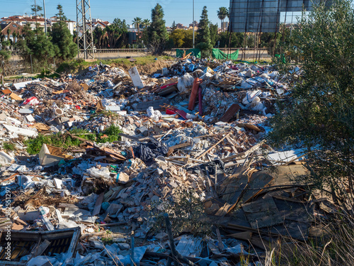 Residuos de todo tipo amontonados en Fuengirola