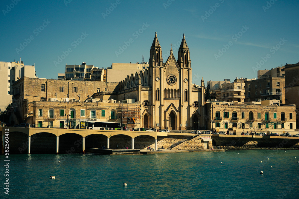 Fototapeta premium city and a church