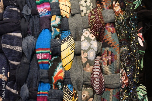 Muster gewebter Flickenteppich aus bunten Textilien