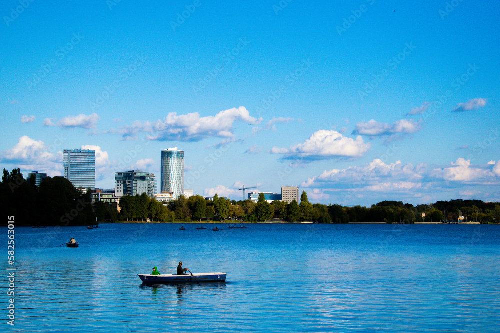 Naklejka premium lake in the city with horse in the sky
