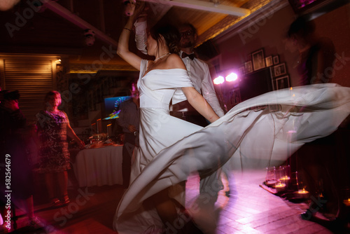 Obraz na płótnie the first dance of the bride and groom inside a restaurant w salonie
