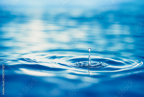 фотографія refreshing water drop or splash on the surface with reflection of sun light