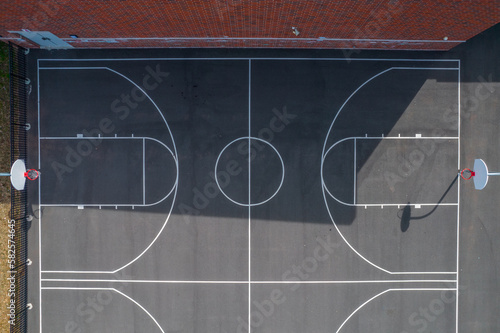 Fotografija Blacktop basketball court outside building