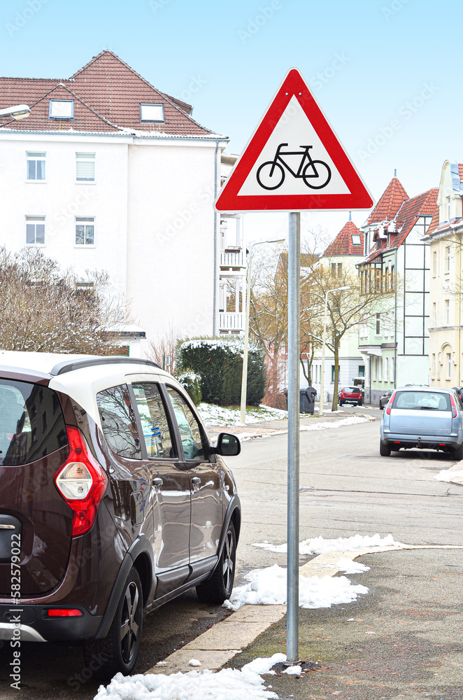Obraz premium Beware of cyclists warning sign on city street