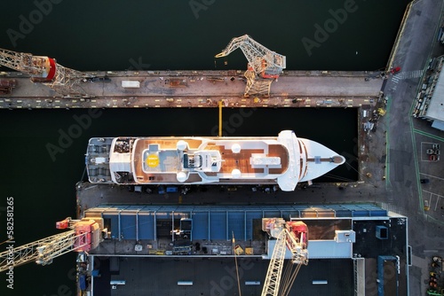 Tableau sur toile Ship in the shipyard