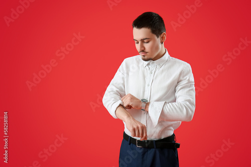 Young businessman rolling u...
