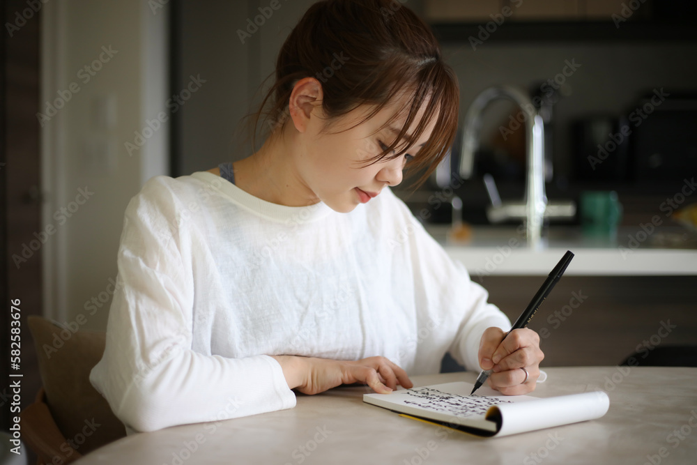 筆ペンで字を書く女性 筆ペンで字を書く女性