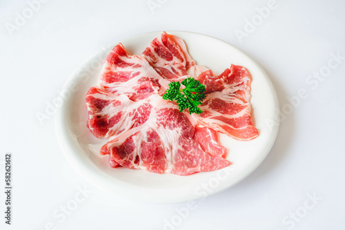 白い皿に盛った豚肩ロース薄切り肉