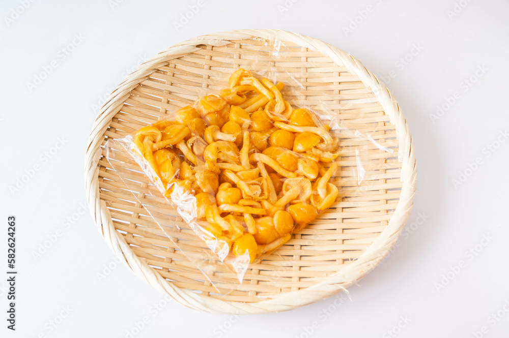 笊の上の袋入りなめこ 笊の上の袋入りなめこ