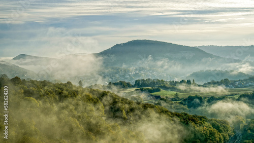 La campagne comtoise par une matinée brumeuse et ensoleillée photo