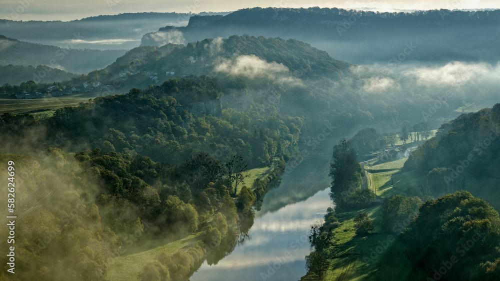 La campagne comtoise au fil de la rivière Doubs par une matinée brumeuse et ensoleillée
