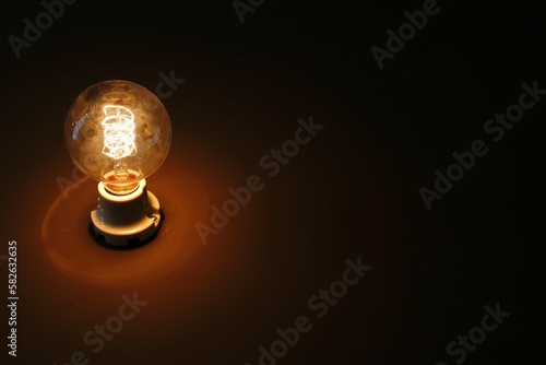 暗いところで光る豆電球 photo