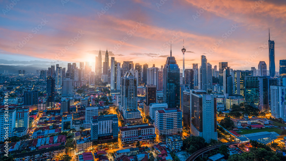 Obraz premium lapse Landscape of Kuala Lumpur, Malaysia at morning and sunrise.