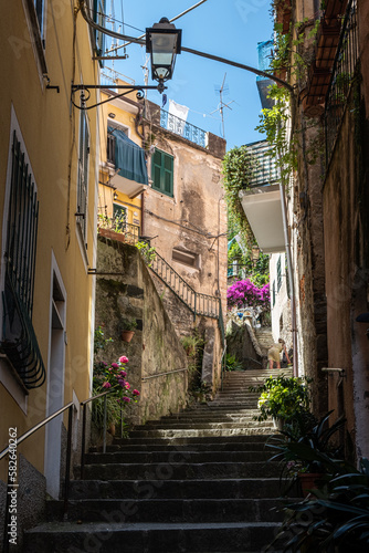Fototapeta Naklejka Na Ścianę i Meble -  alley in italian village