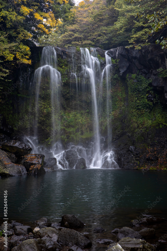 Obraz premium waterfall water flow and lake