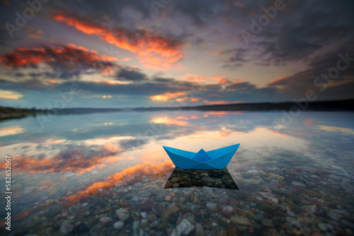 Papierboot auf dem Wasser © Jenny Sturm