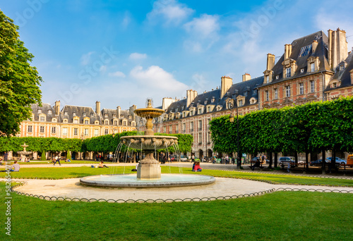 Fountain on Vosges square (Place des Vosges), Paris, France © Mistervlad