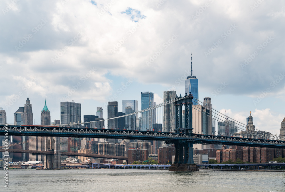 Naklejka premium New York city and Brooklyn bridge on cloudy day