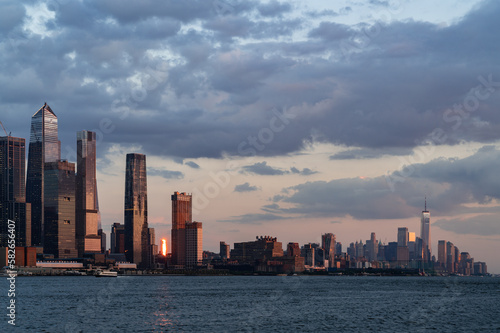 New York city on cloudy evening © ImageFlow
