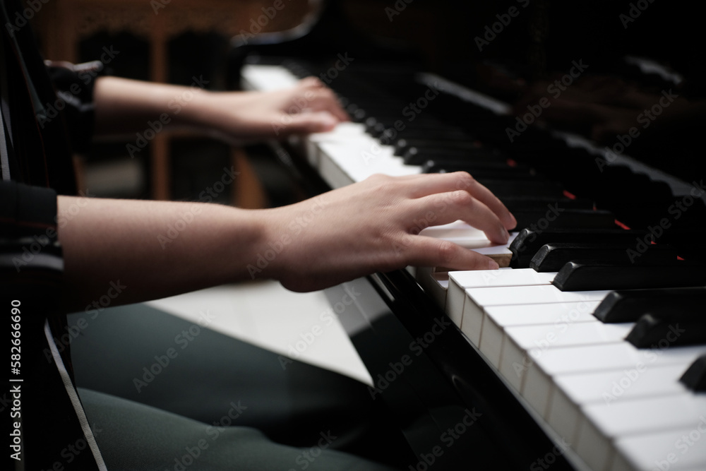 Obraz premium Beautiful asian girl learn to play piano.