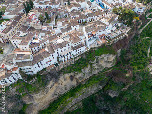 vista aérea de las casas colgantes del tajo de Ronda, España © Antonio ciero