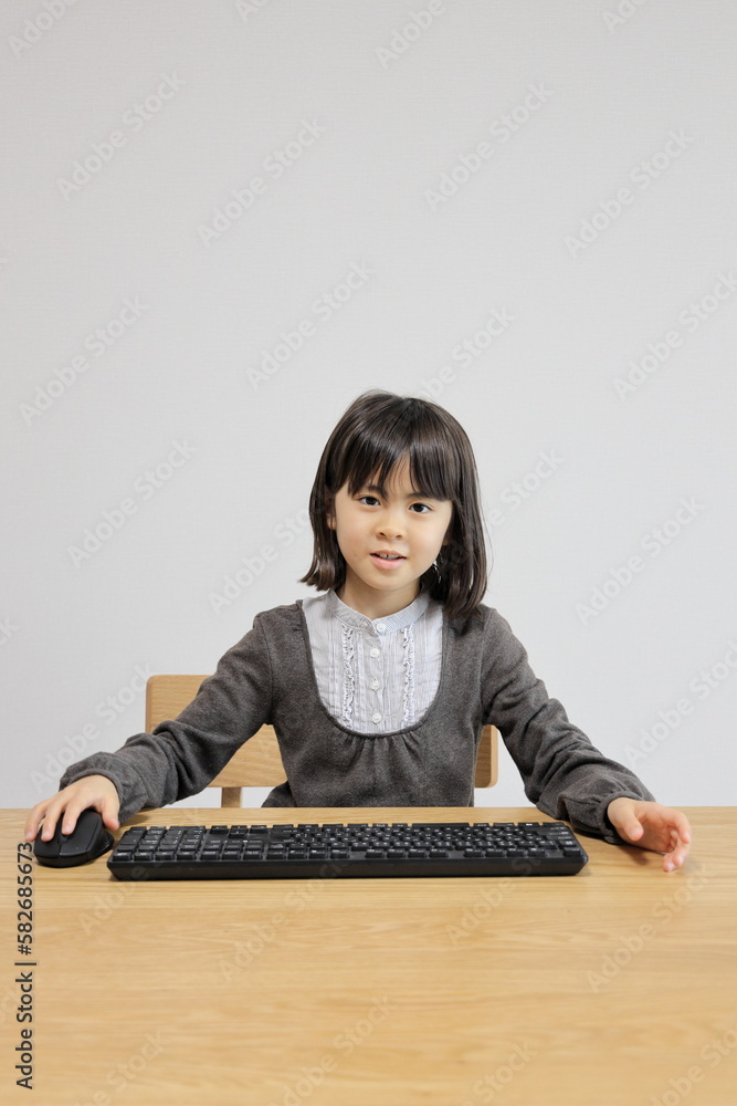 マウスを使う女子小学生 (8歳)