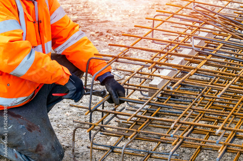 Foto Steel fixer assembling reinforcement cage off rebars
