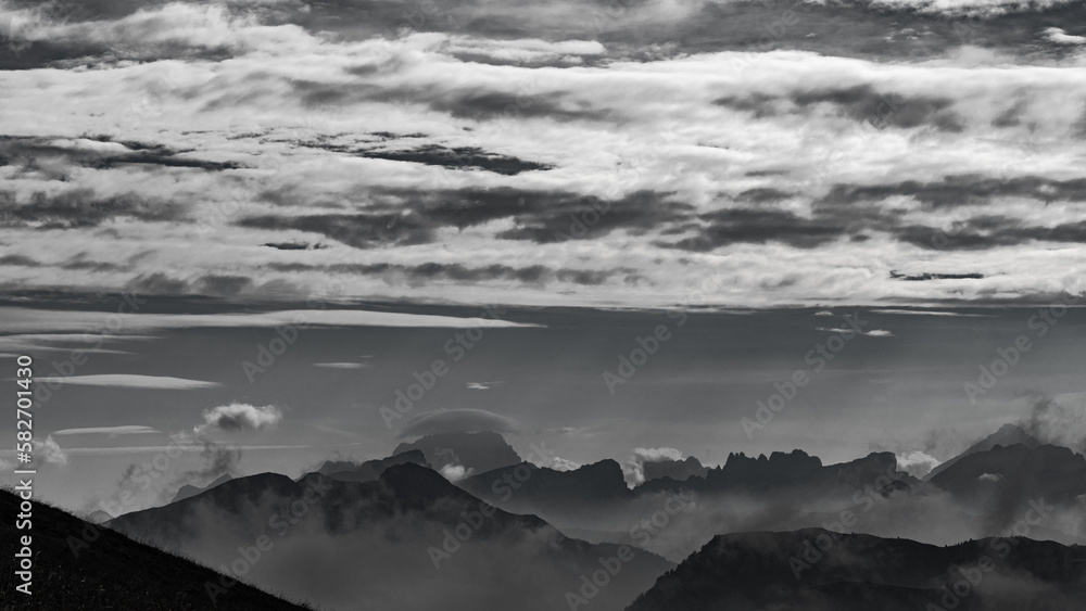 Wolken über den Bergen der Dolomiten (Italien) Wolken über den Bergen der Dolomiten (Italien)
