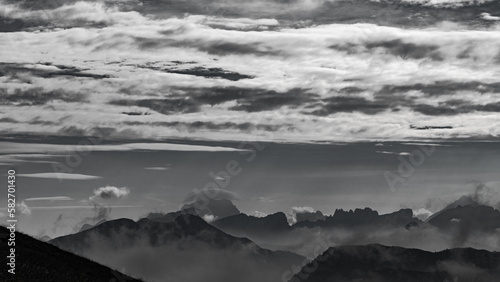 Wolken über den Bergen der Dolomiten (Italien)