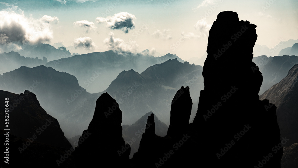 Umrisse von Bergen in der Dolomiten (Italien)