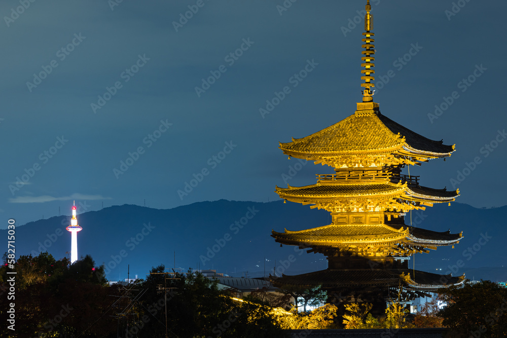 Fototapeta premium 日本 京都府京都市のライトアップされた法観寺の五重塔と夜景 八坂の塔