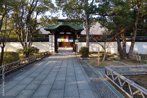 A temple in Kyoto: a view of the entrance gate to Ko-do Lecture Hall in the precincts of Chishaku-in Temple 京都のお寺：智積院境内のある講堂の入り口門の風景