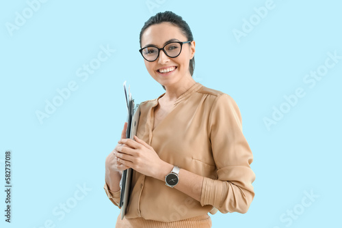 Young businesswoman with wr...