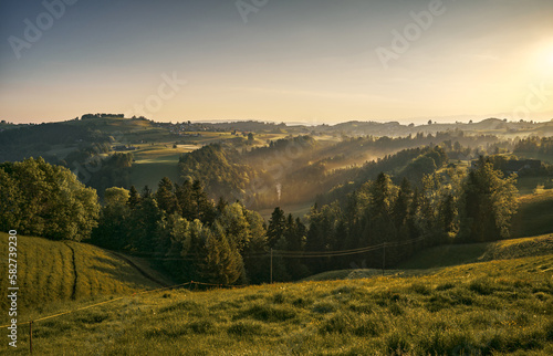 Sonnenaufgang über der Hügellandschaft bei Menzingen. 