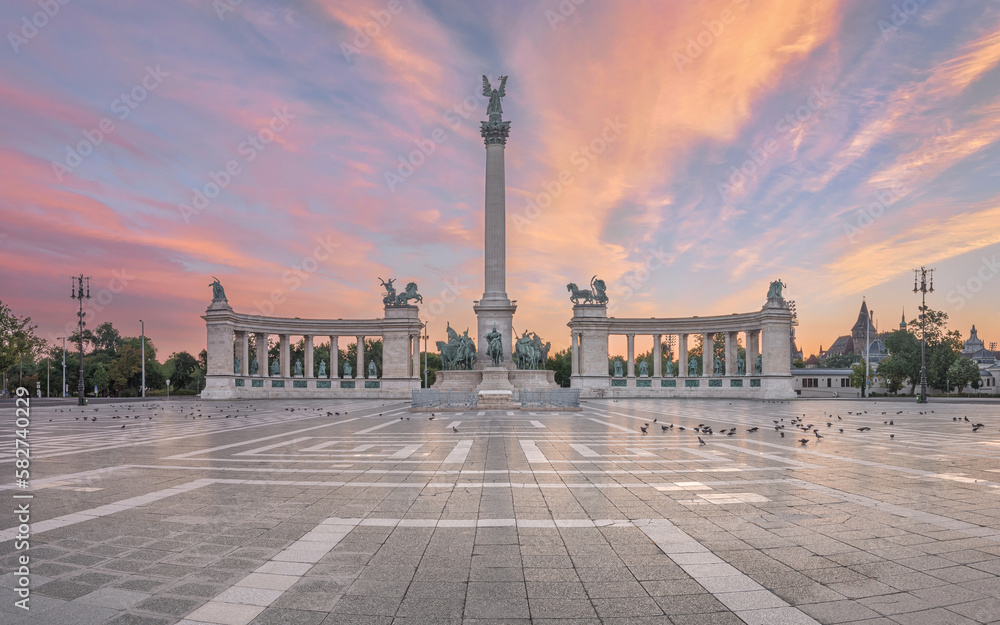 Fototapeta premium Archangel Gabriel Millennium Monument Column on The Heroes Square. Budapest, Hungary.