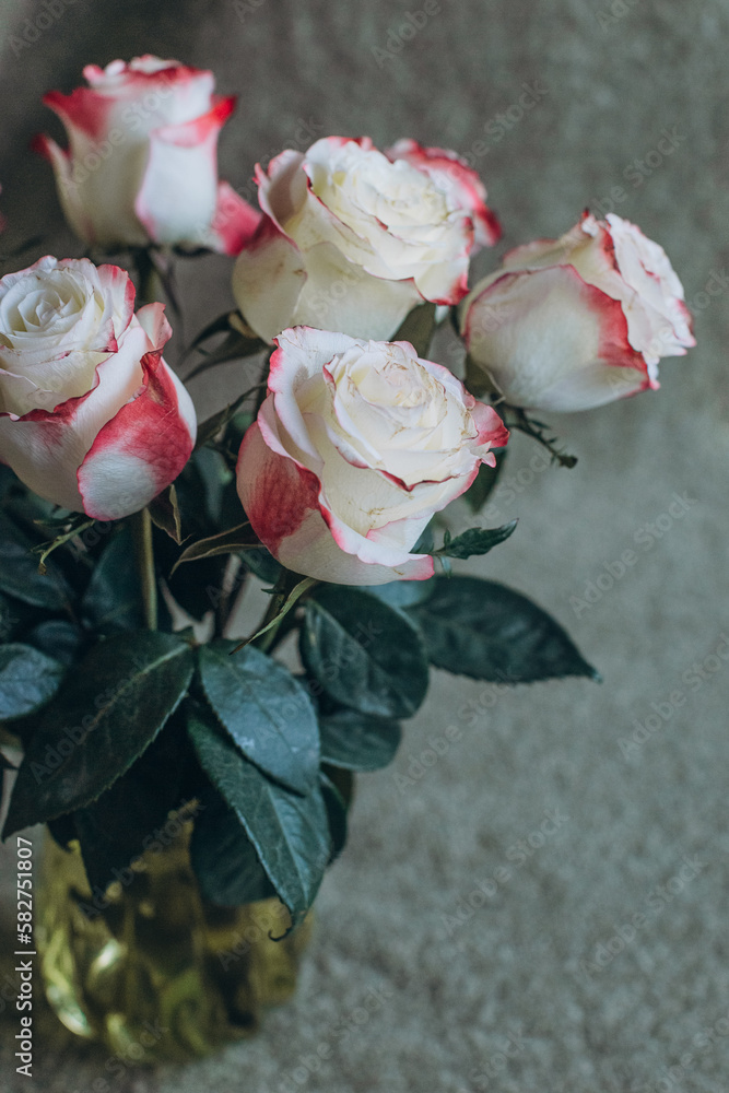 Fototapeta premium bouquet with roses in a vase on the table close-up