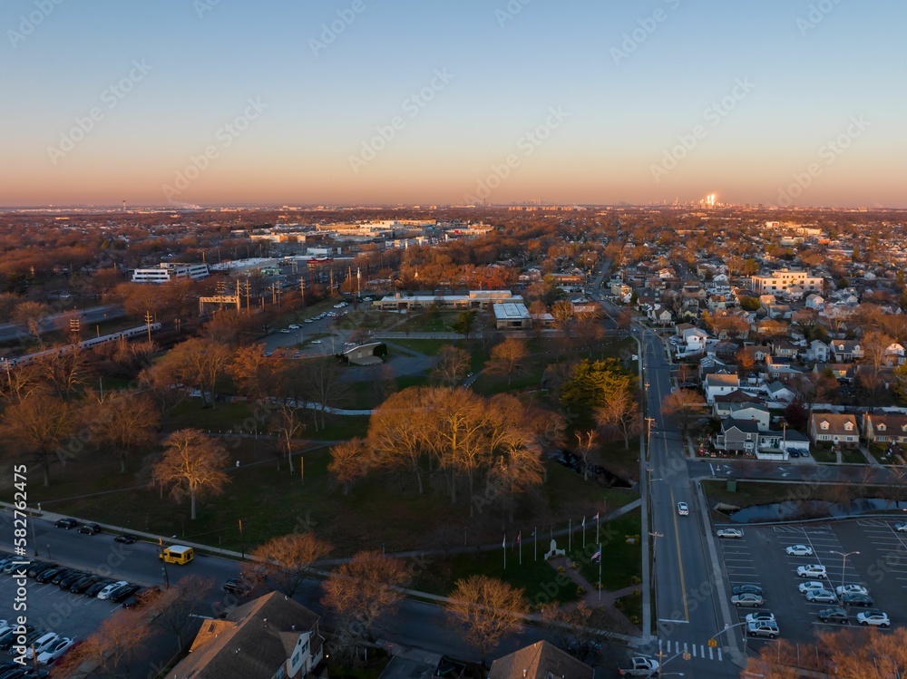 Naklejka premium Aerial view of a beautiful sunset sky over a suburban neighborhood