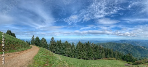 Billede på lærred View from Mary's Peak summit to the Cascade range (Three Sisters), Oregon - At 4