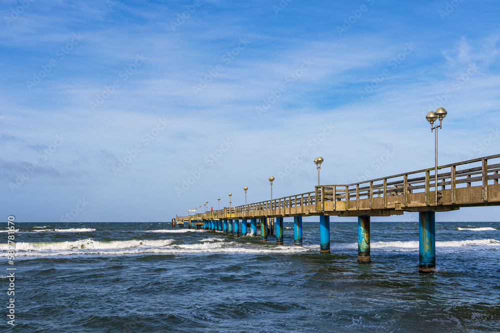 Obraz premium Seebrücke an der Küste der Ostsee bei Graal Müritz