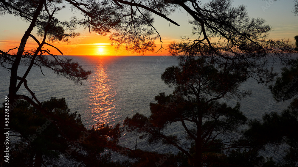 The setting sun over the bay 