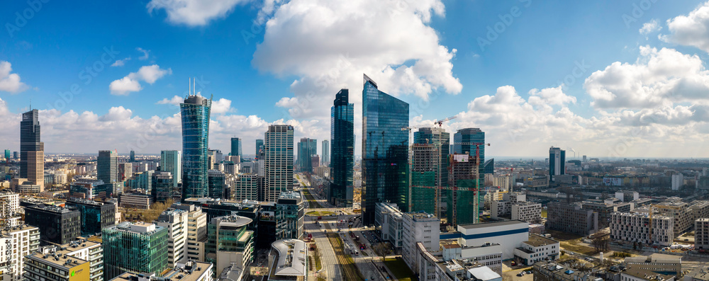 Warszawa, panorama miasta. Widok z drona. Niebieskie niebo i chmury.  - obrazy, fototapety, plakaty 