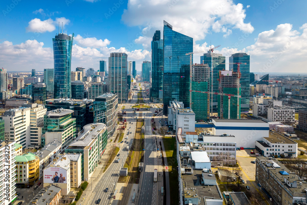 Warszawa, panorama miasta. Widok z drona. Niebieskie niebo i chmury.  - obrazy, fototapety, plakaty 