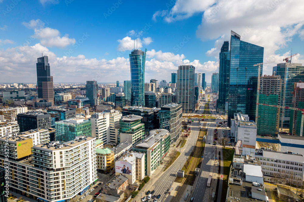 Obraz na płótnie Warszawa, panorama miasta. Widok z drona. Niebieskie niebo i chmury.  w salonie