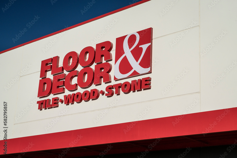 Foto de Timnath, CO, USA March 18, 2023 Facade sign of Floor & Decor