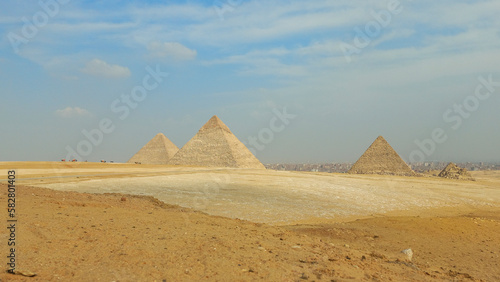 Les trois pyramides photo