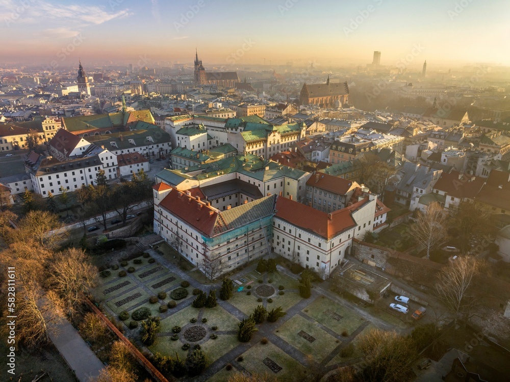 Kraków - widok ogólny na stare miasto z drona o poranku